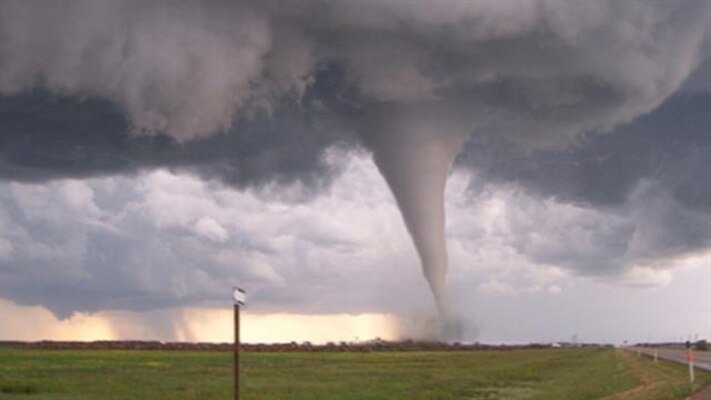 Tornadot goditën Teksasin dhe Oklahomën dhe shkaktuan dëme në shtëpi, rrugë dhe linja elektrike