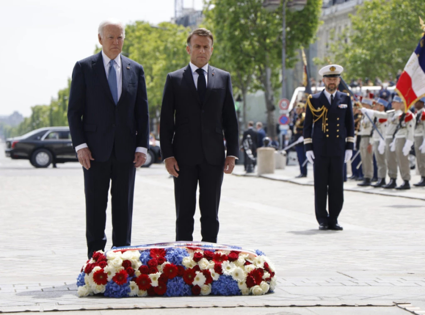 Joseph Biden e filloi vizitën e tij në Francë me një ceremoni mirëseardhjeje në Arc de Triomphe në Paris