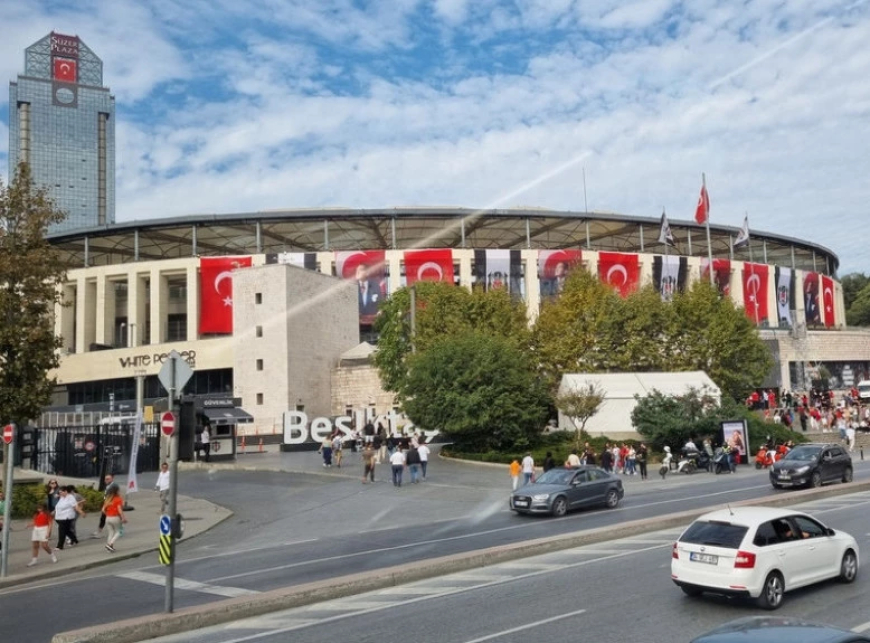 Eksperti holandez i futbollit, Giovanni van Bronkhorst është trajneri i ri i Beşiktaşit