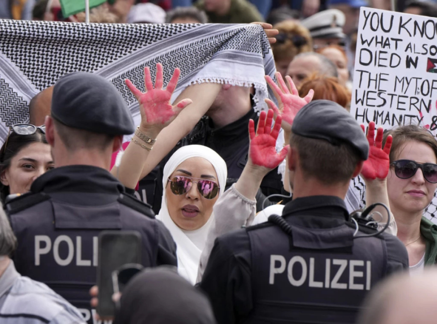 Kancelari gjerman Olaf Scholz u përshëndet nga protestuesit pro-palestinezë