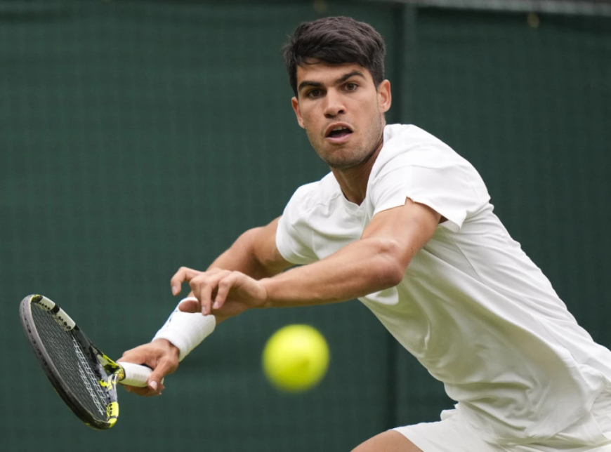 Tenisti spanjoll Carlos Alkaraz ka arritur në mënyrë rutinore në raundin e tretë të Wimbledon