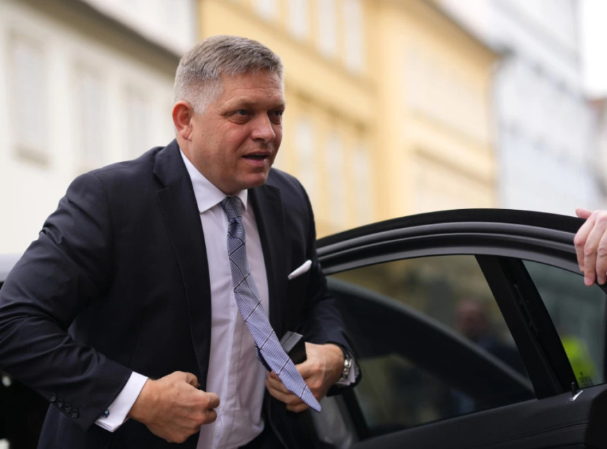 Robert Fico u shfaq për herë të parë në publik pasi u plagos