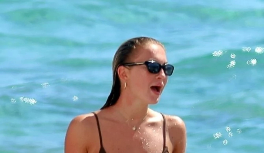 Vajza e Kate Moss me bikini  MINIATURE më e nxehtë se dita më e nxehtë e korrikut: Fotot e plazhit HOT & FIRE teksa shpërthen me vetëbesim duke e ditur se duket si një perëndeshë GREKE